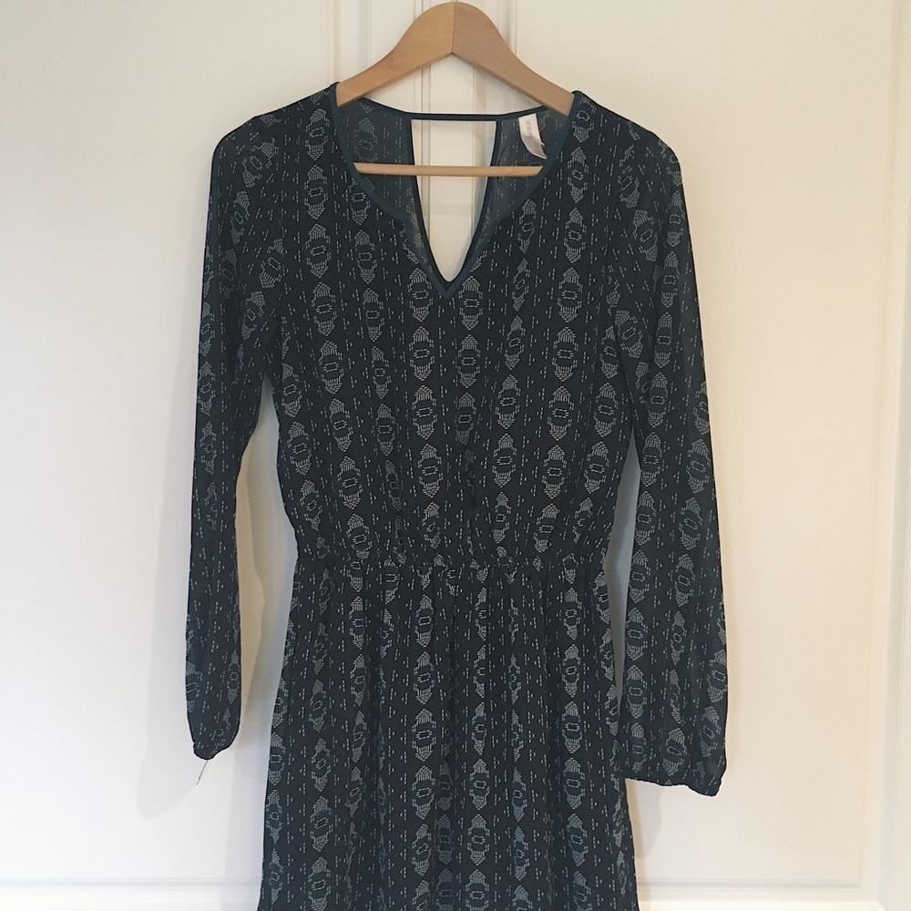 LIKE NEW | LONG SLEEVE CUT OUT DRESS M